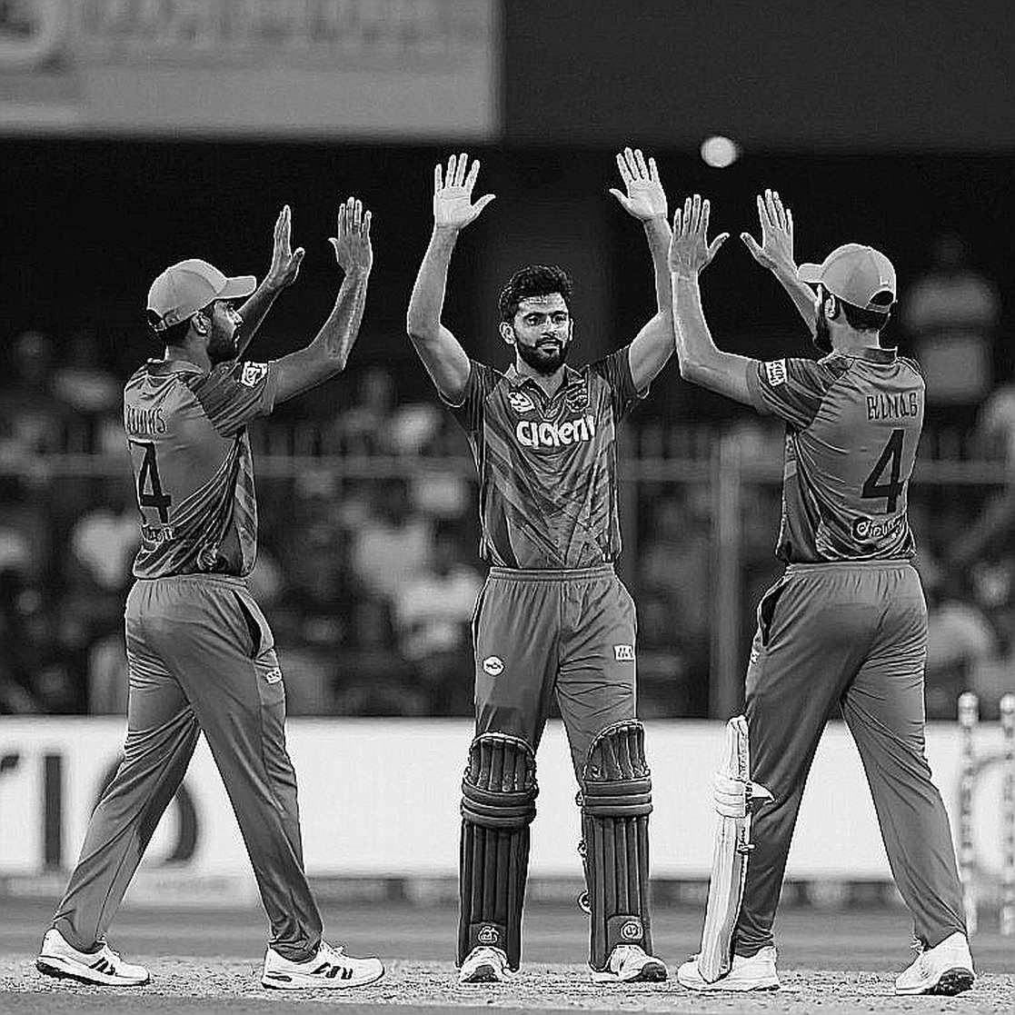 স্যান্ডপেপার নয়, ব্যবস্থাটাই আসল গল্প — খাওয়াজার আত্মজীবনী আর কামিন্সের 'আমরা এগিয়ে গেছি' যেভাবে সত্যকে প্যাকেজ করছে