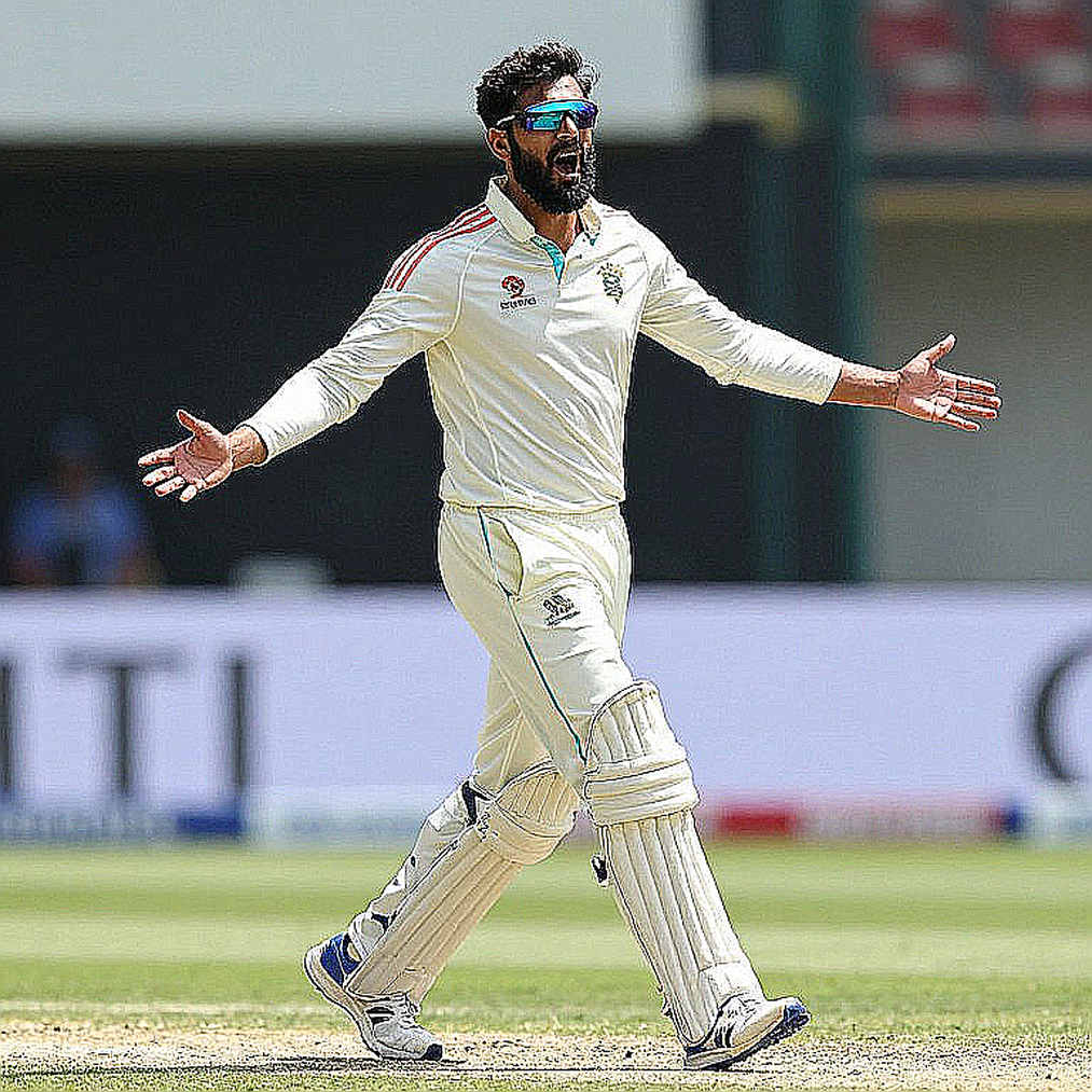 সংকোচনের জ্যামিতি: বড় মাঠে আফগানিস্তান কীভাবে ফেভারিটের জায়গা ছোট করে দেয়